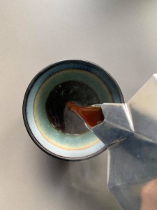 Nalewanie kawy do filiżanki