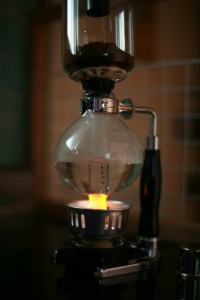 syfon- narzędzie do parzenia kawy, składa się z bańki szklanej, pod którą znajduje się płomień ognia, nad bańką znajduje się szklany pojemnik na kawę. 