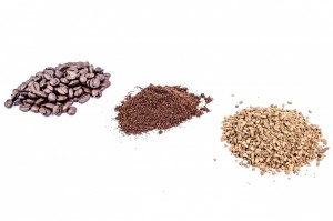 Na grafice ukazane są 3 etapy produkcji kawy rozpuszczalnej. Kawy leżą w 3 kupkach- jedna to ziarna kawy, następnie kawa zmielona i kolejno kawa rozpuszczalna